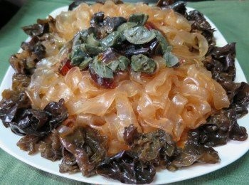 step8: 皮蛋去殼後用凍滾水洗淨切粒舖上面即可