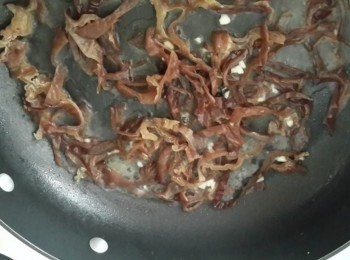 step1: 將麵燙熟,黑木耳切絲備用~ 起油鍋蒜末爆香,放入木耳絲炒一下