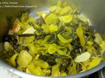 step4: 盛起指天椒，加入酸菜略炒。