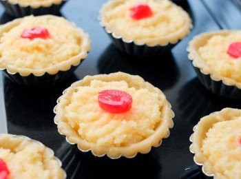 step6: 將椰絲<span class="group_2">餡料</span>放入撻內，再加上櫻桃。放入已預熱180度焗爐，焗約20分鐘即成！