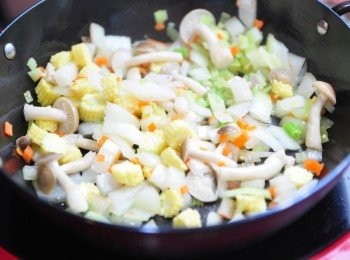 step4: 先將所有切好的鮮蔬下鍋拌炒，讓鮮蔬的鮮甜釋放出來