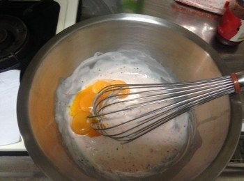 step3: 製作蛋糕體分A&B步驟:
步驟A：沙拉油、低筋麵粉放入鋼盆打勻，放入紅龍果果醬、鮮奶打勻，最後再放入蛋黃打勻備用。