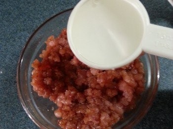 step2: 再加入開水1湯匙續少續少加入拌勻,醃30分鐘以上待用