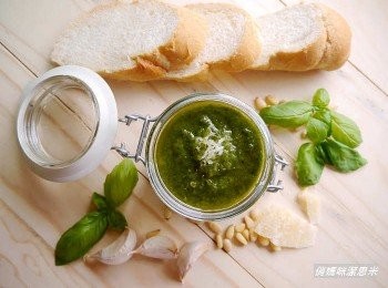 step3: *將剝好皮的大蒜與松子先放到調理器稍微打碎~ 
*倒入橄欖油，羅勒再進行打碎攪拌動作。
*最後放入帕馬森起司，鹽，胡椒粒再攪拌均勻即可。 *分裝至容器中，一周內使用完畢即可~