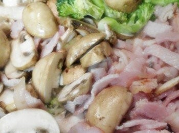 step1: 將準備切好材料，首先將培根炒香、蘑菇、西蘭花逐步放入鍋子裡炒片刻（大概5分鐘）5分鐘後將意大利白醬加入攪拌即可關火。