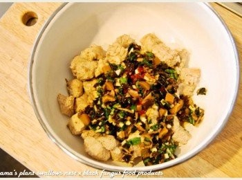 step5: 將已煮熟的<a href="https://bit.ly/3EZL8dD" target="_blank" data-keyword="雞胸" class="guide-link"><strong>雞胸</strong></a> <span style="display:inline-block;vertical-align:middle;margin-top:-3px;color:initial;border-radius:3px;padding:2px 3px;font-size:12px;line-height:14px;background:#87d300;color:#fff;">即買</span> 肉塊分別夾出，並拌入步驟4的特調拌醬。