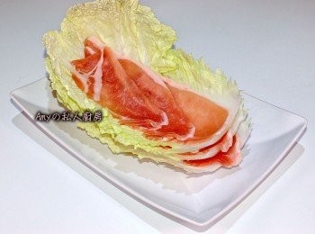 step2: 將大白菜鋪平放上一片肉片,再依序這個做法將大白菜及肉片使用完...(可分多次完成)