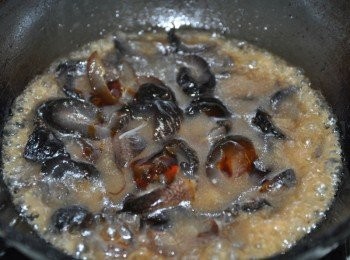 step6: 適量的加入油膏與醬油調味，再加入玉米粉水勾芡滾煮