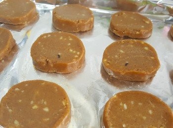 step7: 將厚片放在墊上牛油紙/錫紙的烤盤上。