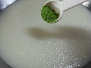 step7: 灘凍的粉糰加入半茶匙綠茶粉,戴上手套搓勻