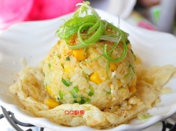 step14: 然後灑上鄉村田園風味鹽及放上蔥絲，就完成一個別具美觀又味美的【金沙翠玉飯糰】~ 利用奶油及鹹蛋炒飯，香氣逼人，再加入少許的<span class="group_1">食材</span>及三星蔥香當內餡，最後再用酥皮來包覆飯糰，不但有層層不同的口感，外型的金黃更是富貴討喜喔!