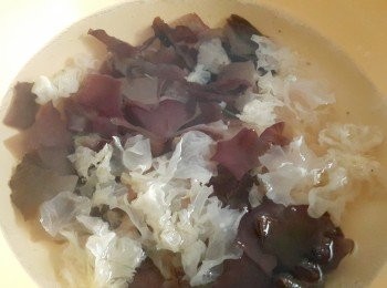 step3: 煮一鍋水,水滾後將木耳倒入川燙3-4分鐘左右