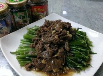 step4: 將燙好的空心菜鋪在盤底~好的牛肉肉淋上去~