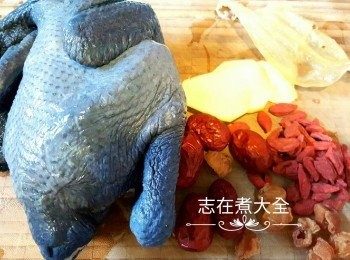 step1: 白花膠浸軟，烏雞出水後洗乾淨，其他材料洗乾淨備用