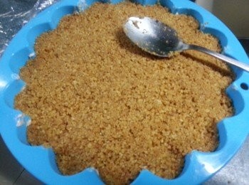 step19: 用匙羹輕輕按實(不要太力,否則壓爆蛋糕體)，放入雪櫃雪大約1小時