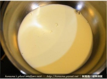 step2: 先將鮮乳倒入至鍋中，用小火加熱後備用。