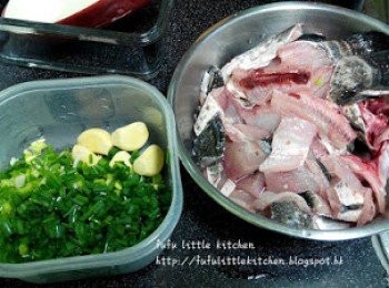 step1: 生魚洗淨後切去頭尾，去骨起肉備用。