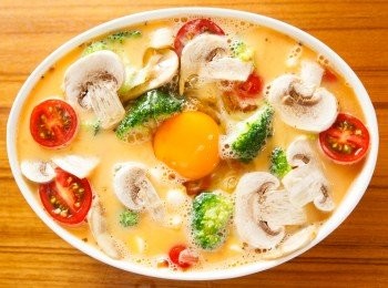 step6: 接著將所有材料放入烤盤中，並在中間打上一顆蛋，用190度的溫度烤約30分鐘即可。