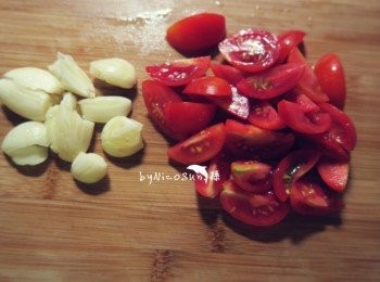 step1: 番茄對切.大蒜備用. 貝殼麵煮7分熟備用