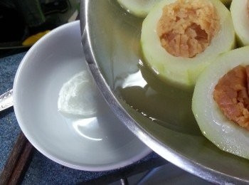 step4: 倒出蒸節瓜的汁加埋食用開水合共250g,用作埋茨用,茨汁:(蠔油2湯匙,生粉2茶匙,麻油半茶匙,老抽1茶匙加埋水250g拌勻),(用鑊煮熱蠔油茨汁,淋上以蒸好之節瓜上即可.