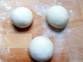 step11: 將麵糰滾成圓型,蓋上濕布鬆弛15分鐘。