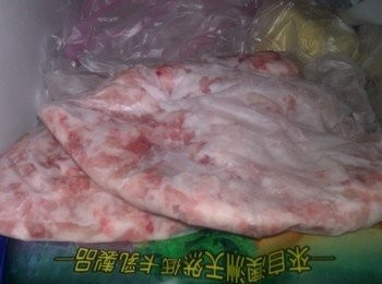 step1: 煮晚餐前2個鐘頭至冰箱冷凍庫取出已分裝好一小包壓的扁扁的絞肉肉移至冷藏解凍～