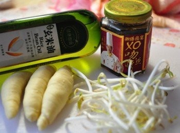 step1: 備料:味全黃金玄米油、XO醬、麵腸、豆芽菜