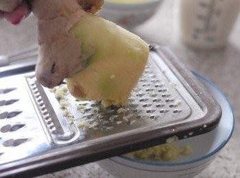 step1: 先將薑去皮，然後將薑磨成蓉