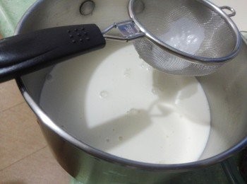 step2: 粟粉放入大碗內，逐少加入淡奶和椰漿拌勻至無粉粒，隔篩倒入小鍋內。