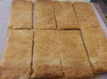 step4: 攤凍後用刀切成8份。