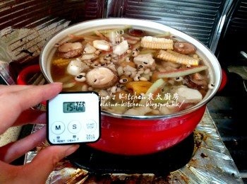 step6: 加入冬菇水及適量水 , 先用中火煲15分鐘至滾