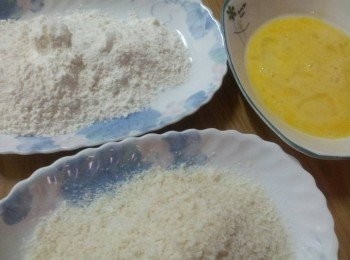 step5: 把蛋打散 , 麵粉和麵包粉準備好