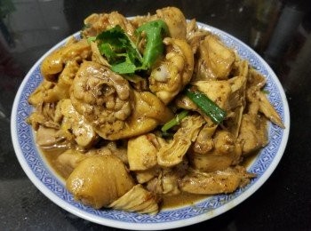 step7: 做法：

將雞斬件用糖 , 雞粉, 胡椒粉 , 麻油 , 黃酒醃 30 分鐘 .

將雞年上少少生粉 , 爆香蒜頭 , 乾蔥 , 薑片煎至半熟上碟備用 , 再爆香蒜頭 , 乾蔥放入枝竹加約 600ml 水 , 加少少糖, 雞粉蓋好中細火煮 10 分鐘 , 再將雞件回鑊 , 加入蠔油 , 辣椒碎 , 生抽大火煮至收汁 , 少少麻油再放入蔥段 , 芫茜少少生粉水埋芡 , 完成 .