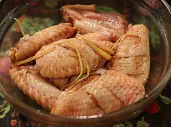 step2: 劃好後放入碗中，加入所有醃料抓勻，並醃製半小時。