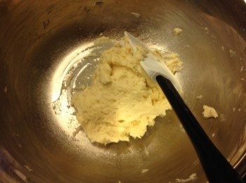 step3: 篩入低筋麵粉, 奶粉和泡打粉入牛油溶液內, 慢慢攪