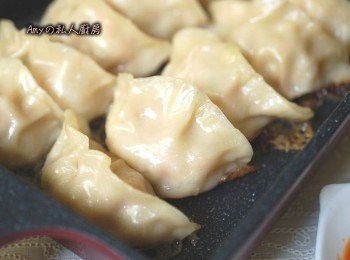 step16: 餃子皮Q彈,煎成焦香的鍋貼酥脆