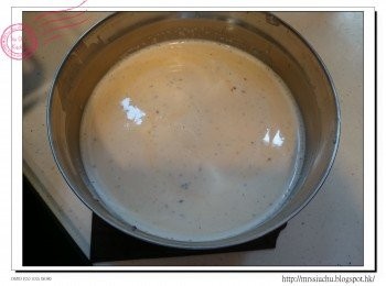 step3: 把煮好的牛奶淡忌廉, 逐少加入蛋碗中, 期間需不斷攪拌, 以免溫度過高把蛋黃煮熟。把混合物過篩, 倒入模中。