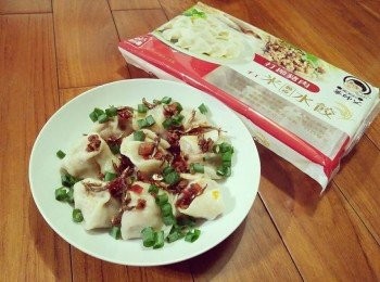 step2: 取一個鍋子加水煮沸，放入華師父打拋豬水餃，滾水煮15分鐘後，至餃子浮起水面，即可撈起那顆顆渾圓飽滿，讓老饕一飽口福的華師父打拋豬水餃。