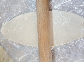 step9: 將皮用麵棍搓長形再由上向下卷起