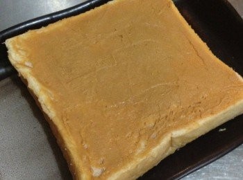 step1: 將厚片均勻的塗上一層花生醬