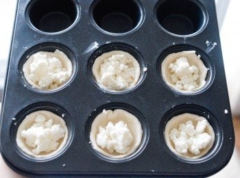 step3: 然後放入山羊芝士碎goat's cheese