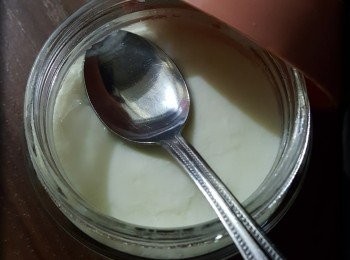 step4: 6.自製乳酪成功啦！味道相當好呢!

一打開蓋就聞到勁正的奶香味，暖暖地食，好好食的。待乳酪回到室溫就放入雪櫃，雪凍更好味呢！