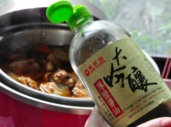 step10: 在燉煮過程中，適量的調整適合自己的口味，看情況加入適量的醬油與油膏調味
