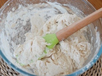 step2: 逐少加入水，拌勻成麵糰 （未必需要下全部的水，成麵糰便可）