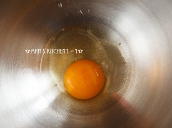 step1: 首先將雞蛋與糖用打蛋器打至略為起泡。