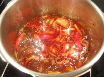 step7: 炒香麻辣鍋底醬後,加入醬油嗆出香味。再加入麻辣滷包及適量的高湯(或水)煮滾。