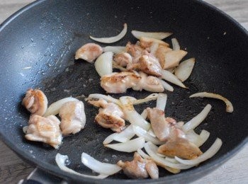 step3: 熱鑊後下油，先炒洋蔥至軟身，然後下雞肉炒至肉變色