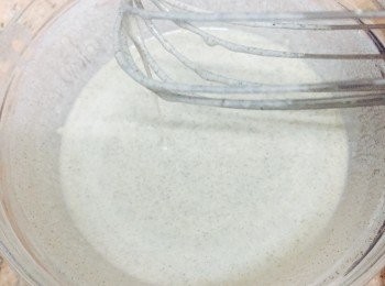 step2: 先煎餅皮。將雪過的粉漿與水混合，拌匀。燒熱平底鑊，放少許牛油或橄欖油，掃匀鑊底。