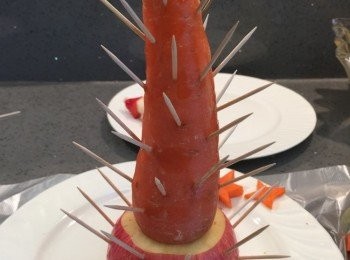 step2: 在胡蘿蔔和蘋果上插上牙籤，下面差插長一點，上面插短一點，如圖。