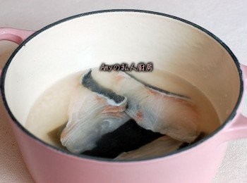 step2: 準備一個鍋,放入米及昆布高湯和調味料,昆布放在白米上,再放入海鱺魚片,蓋上鍋蓋用中火煮15分鐘